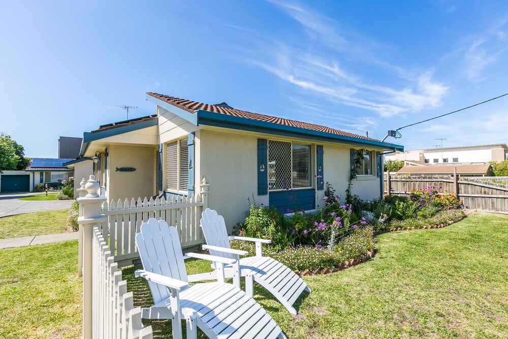 Garden, Beachfront Cottages Torquay