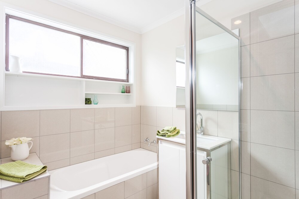 Bathroom, Beachfront Cottages Torquay