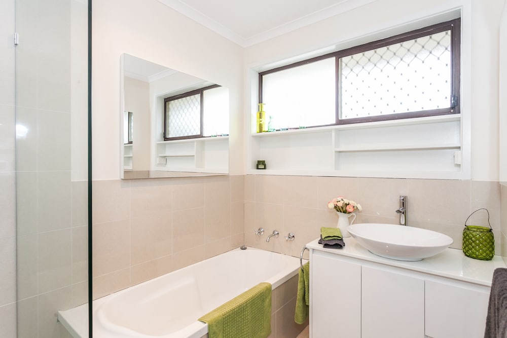 Bathroom, Beachfront Cottages Torquay