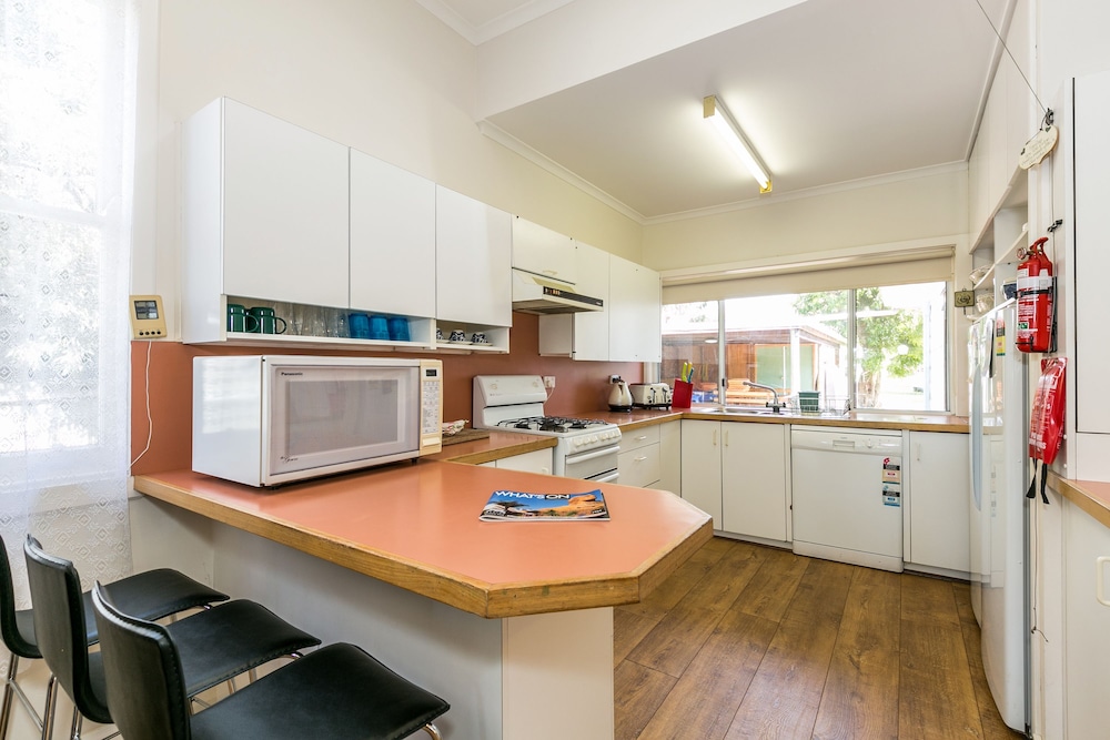 Private kitchen, Beachfront Cottages Torquay