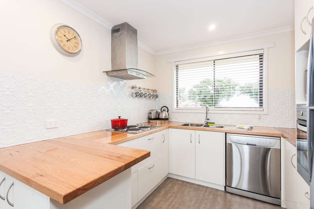 Private kitchen, Beachfront Cottages Torquay