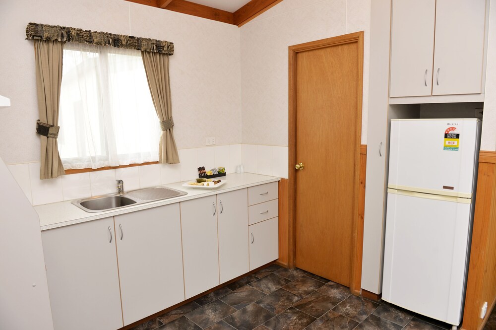 Private kitchen, Riverside Cabin Park