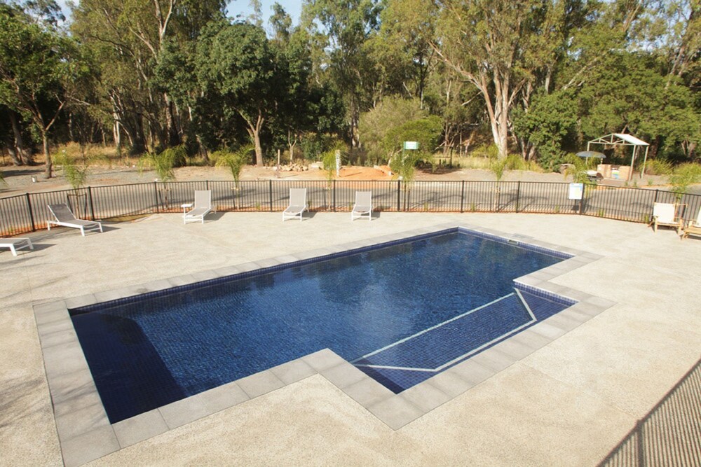 Outdoor pool, Riverside Cabin Park