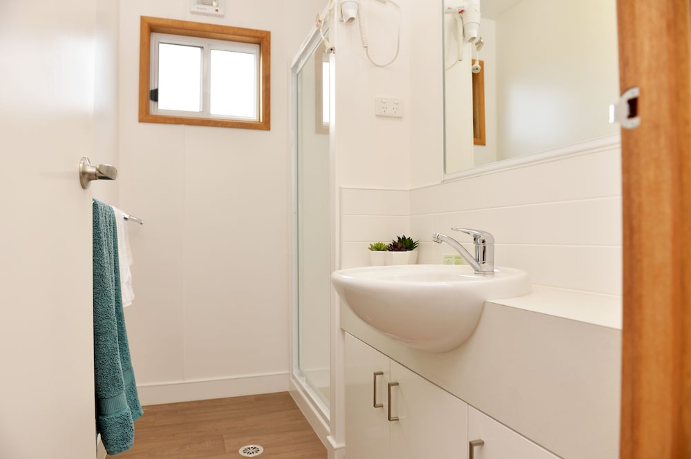 Bathroom, Riverside Cabin Park