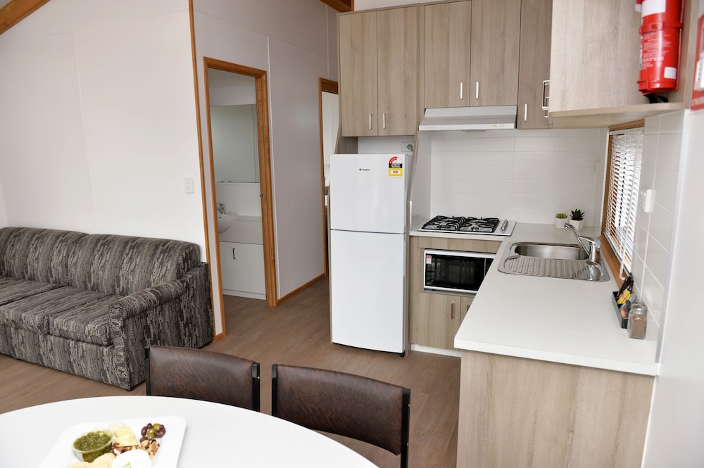 Private kitchen, Riverside Cabin Park