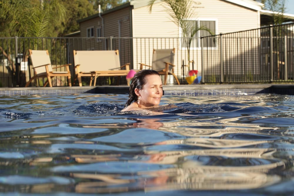 Outdoor pool, Riverside Cabin Park