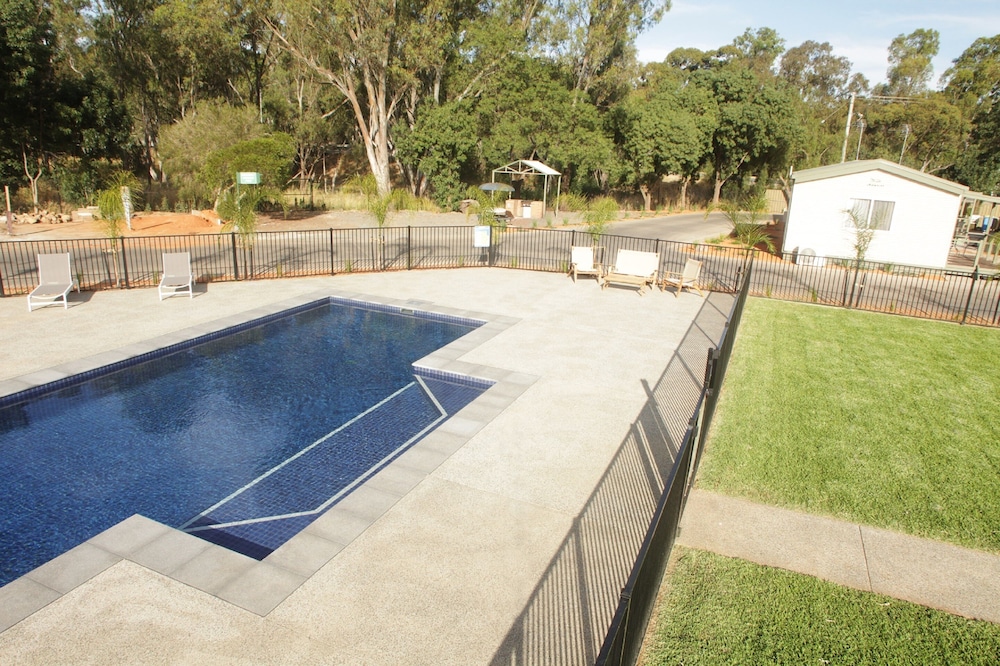 Outdoor pool, Riverside Cabin Park