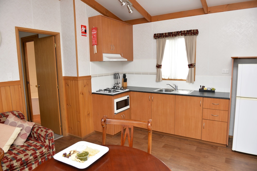 Private kitchen, Riverside Cabin Park