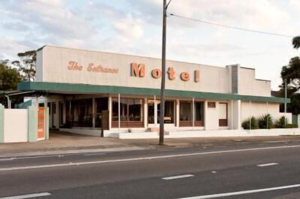 The Entrance Motel