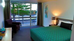 Desk, soundproofing, iron/ironing board, free WiFi
