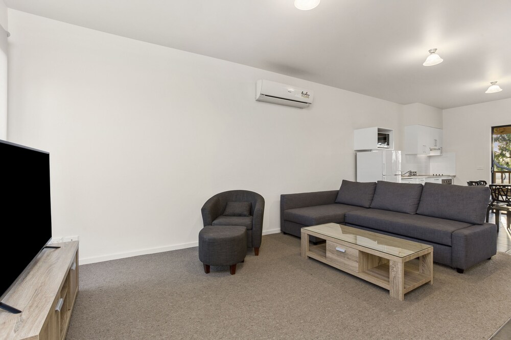 Living area, A1 Motels Port Fairy Motel and Apartments