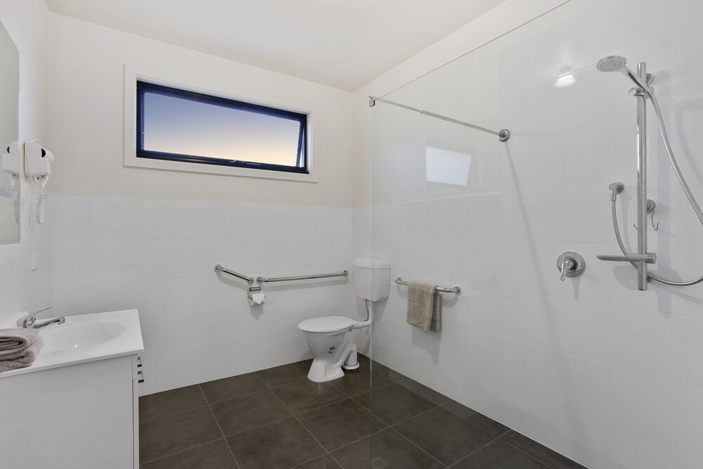 Bathroom, A1 Motels Port Fairy Motel and Apartments