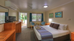 Superior Studio, Kitchenette (Superior Queen Room) | Desk, iron/ironing board, free WiFi
