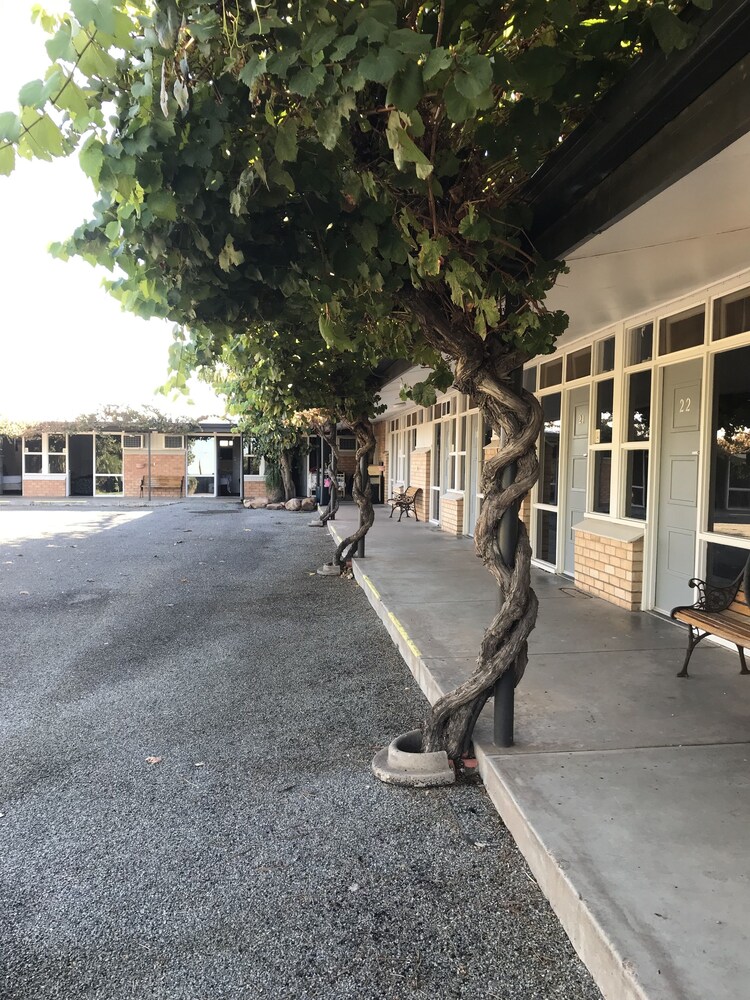 Travelway Motel