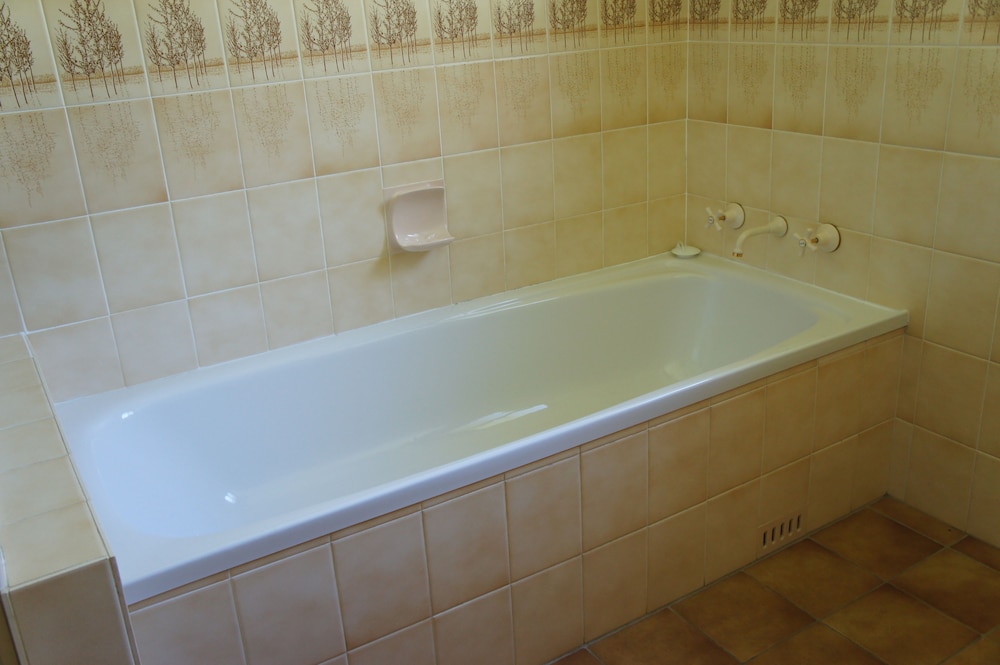 Deep soaking bathtub, Bed & Breakfast at Kiama