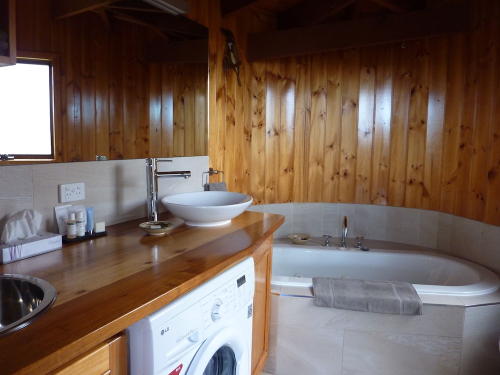 Indoor spa tub, The Boomerangs