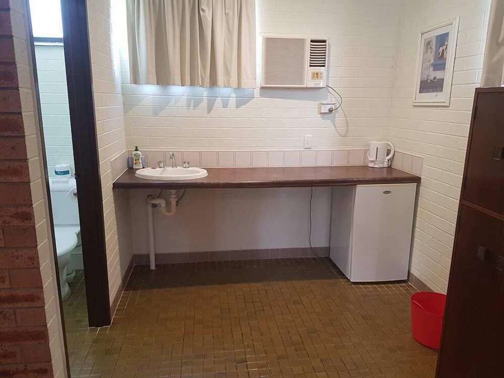 Private kitchenette, Bulahdelah Motor Lodge