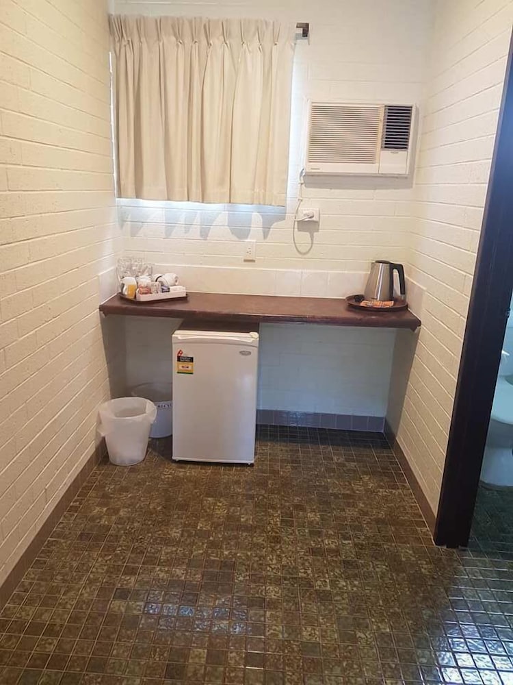 Private kitchenette, Bulahdelah Motor Lodge