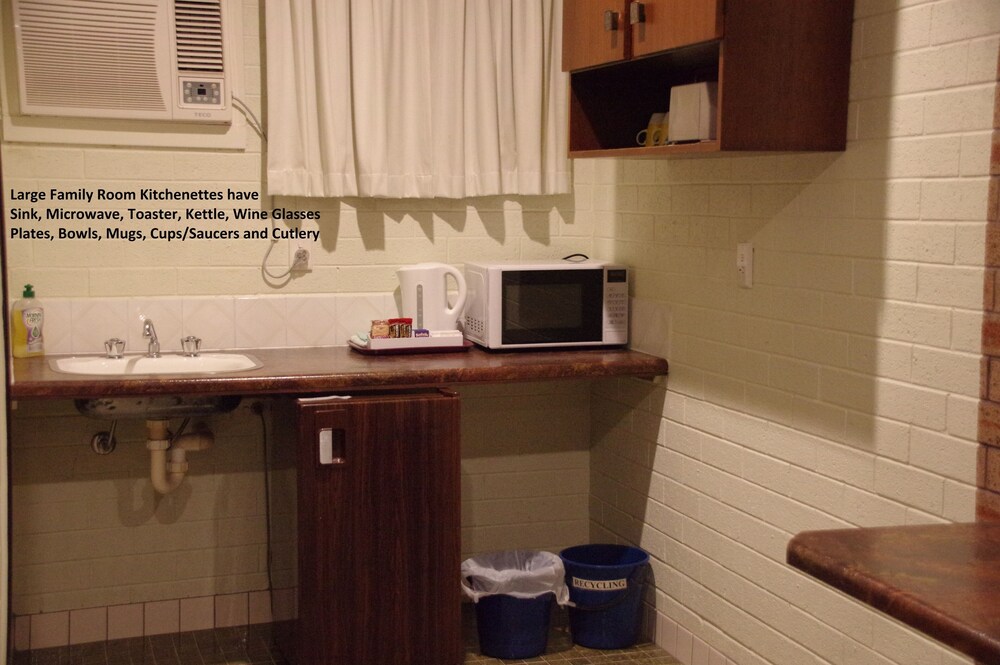 Private kitchenette, Bulahdelah Motor Lodge