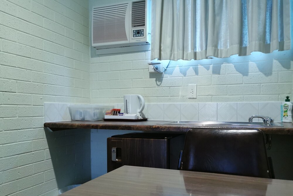 Private kitchen, Bulahdelah Motor Lodge