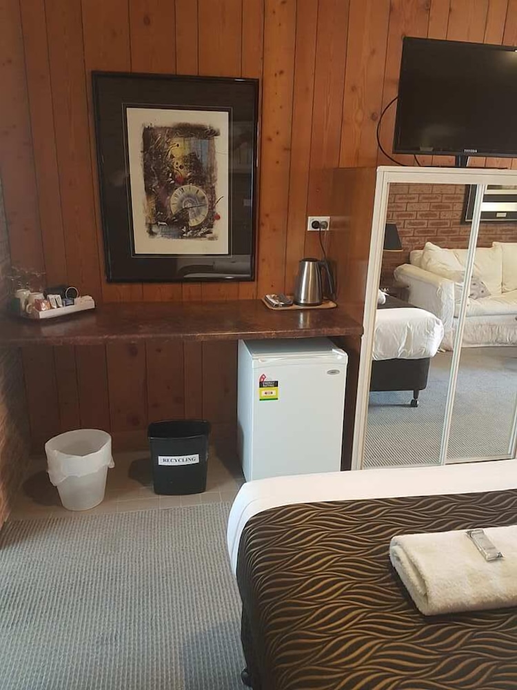 Private kitchenette, Bulahdelah Motor Lodge