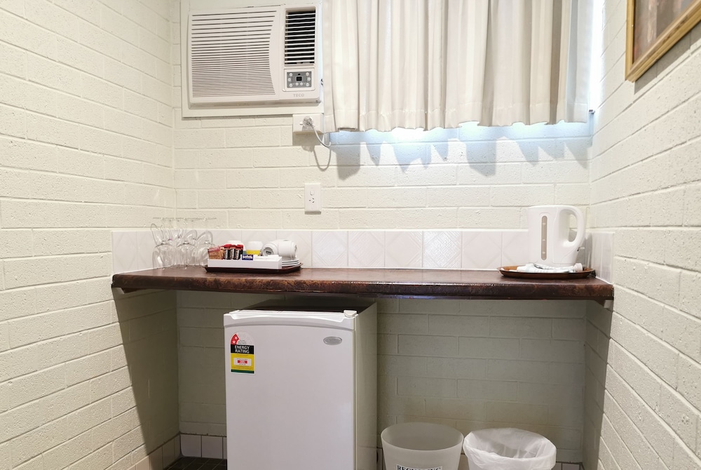 Private kitchenette, Bulahdelah Motor Lodge