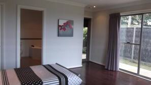 1 bedroom, rollaway beds, free WiFi, linens
