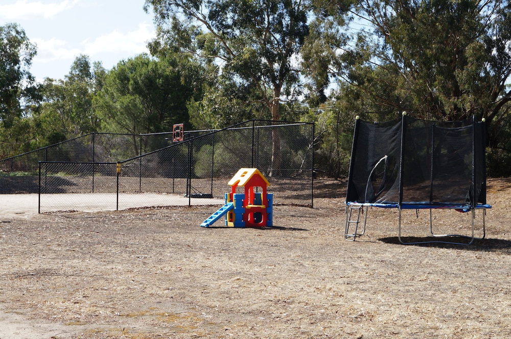 Tennis court, Magdala Motor Lodge & Lakeside Restaurant