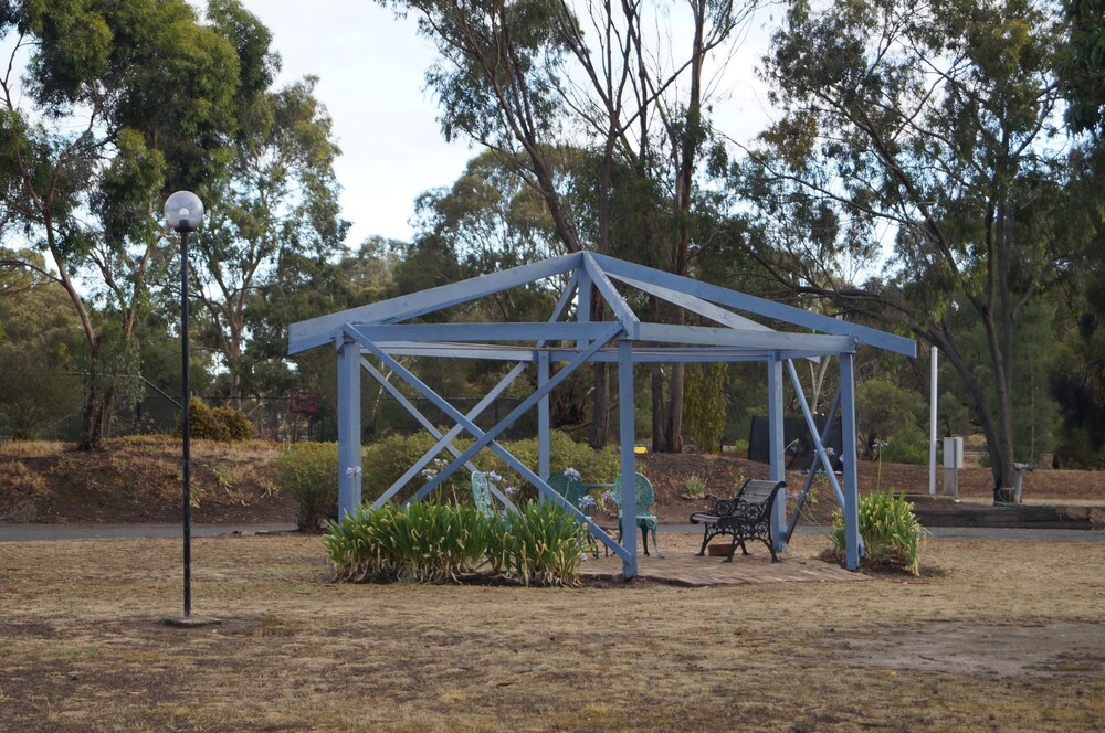 BBQ/picnic area, Magdala Motor Lodge & Lakeside Restaurant