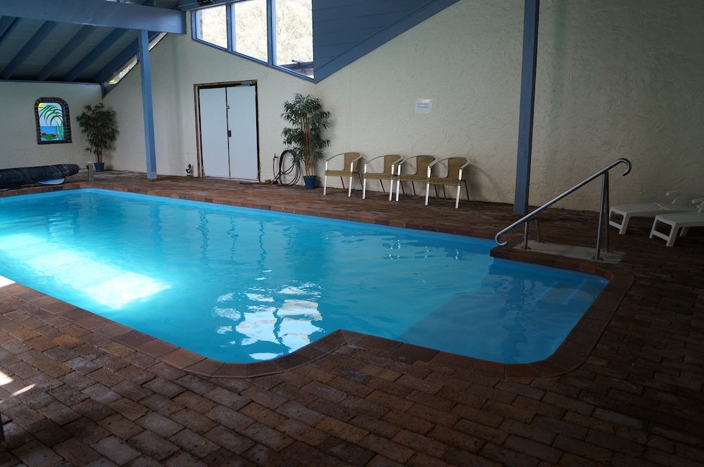 Indoor pool, Magdala Motor Lodge & Lakeside Restaurant