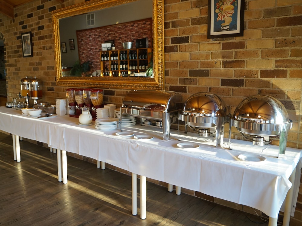 Buffet, Magdala Motor Lodge & Lakeside Restaurant