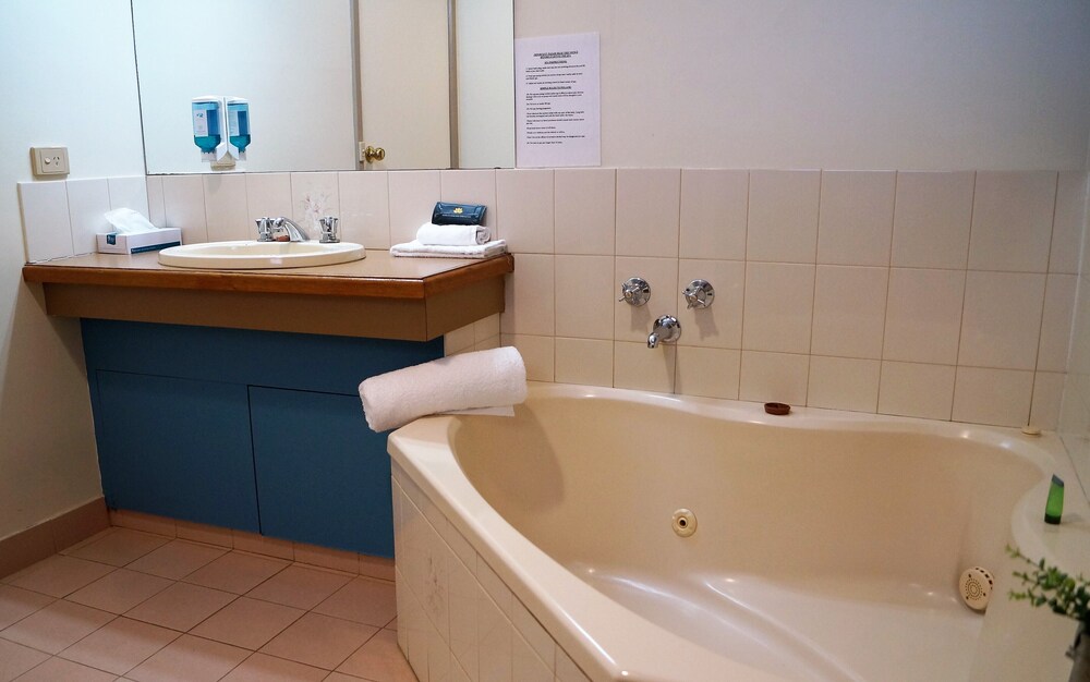 Jetted tub, Magdala Motor Lodge & Lakeside Restaurant