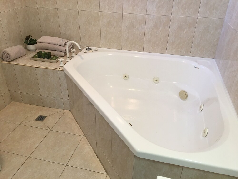 Jetted tub, Warburton Motel