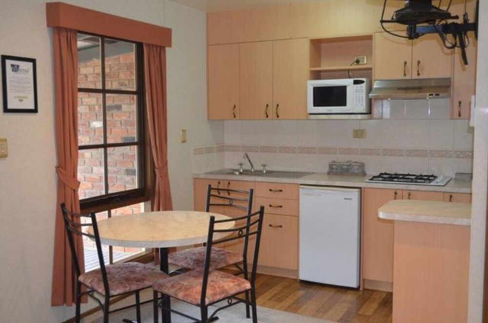 Private kitchenette, Tasman Holiday Parks - Merool on the Murray