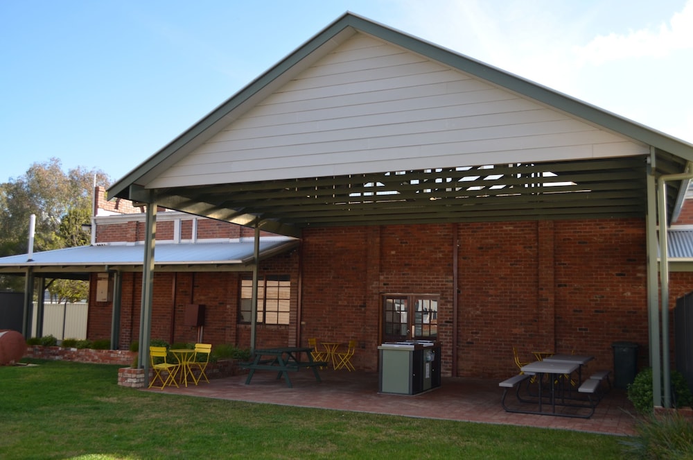 BBQ/picnic area, Tasman Holiday Parks - Merool on the Murray