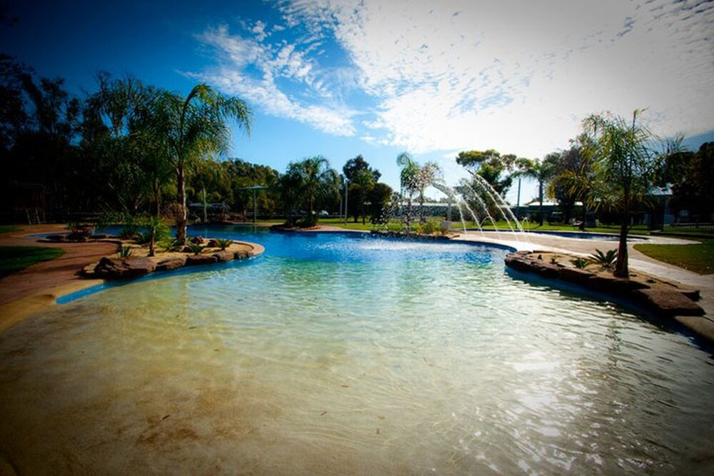 Outdoor pool, Tasman Holiday Parks - Merool on the Murray