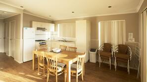 Full-sized fridge, microwave, hob, electric kettle