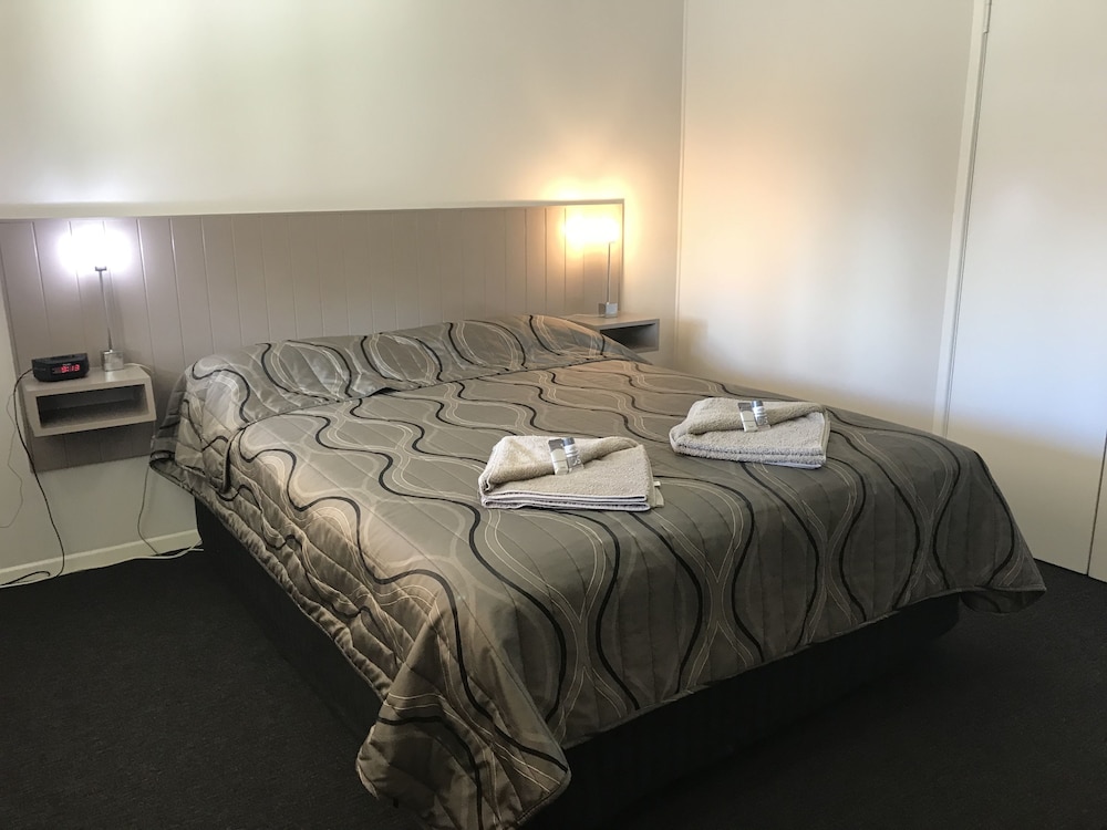 HERVEY BAY COLONIAL LODGE BEACHFRONT APARTMENTS