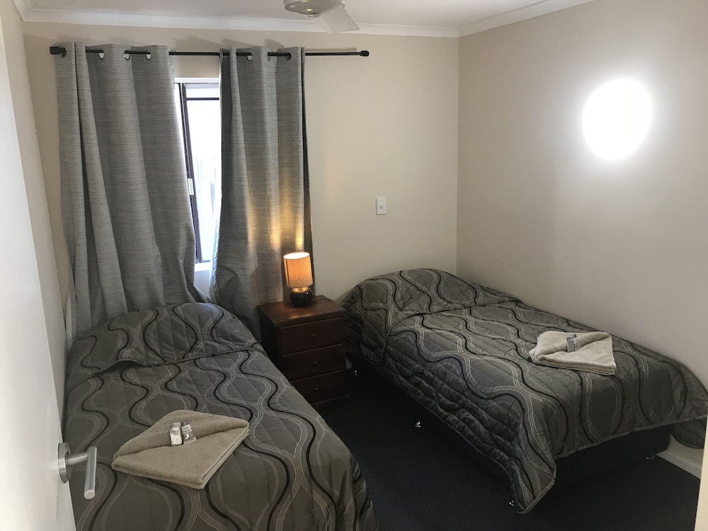 HERVEY BAY COLONIAL LODGE BEACHFRONT APARTMENTS