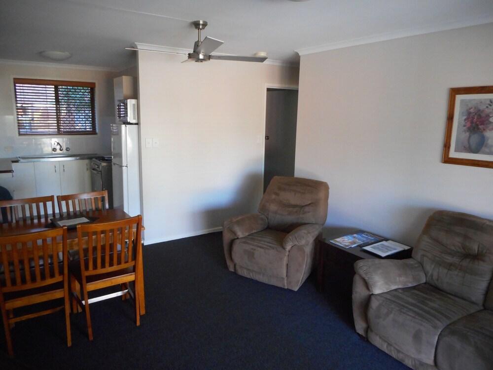 HERVEY BAY COLONIAL LODGE BEACHFRONT APARTMENTS