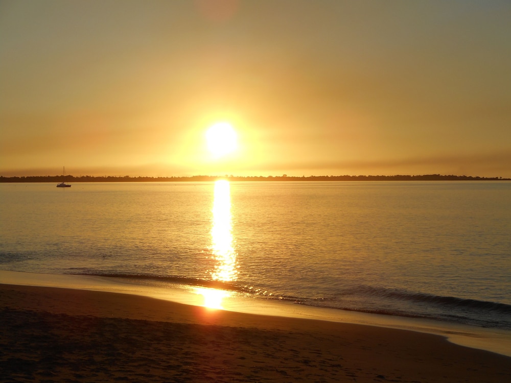 HERVEY BAY COLONIAL LODGE BEACHFRONT APARTMENTS