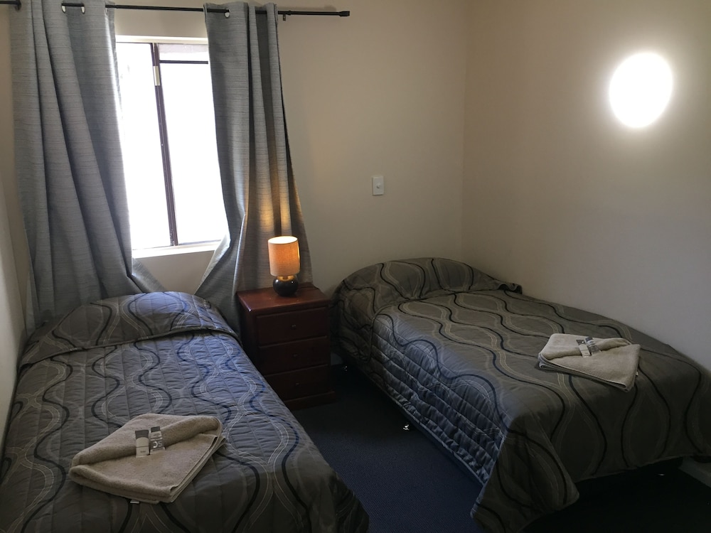 HERVEY BAY COLONIAL LODGE BEACHFRONT APARTMENTS