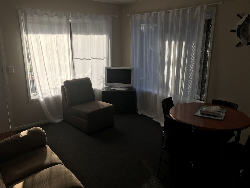 HERVEY BAY COLONIAL LODGE BEACHFRONT APARTMENTS