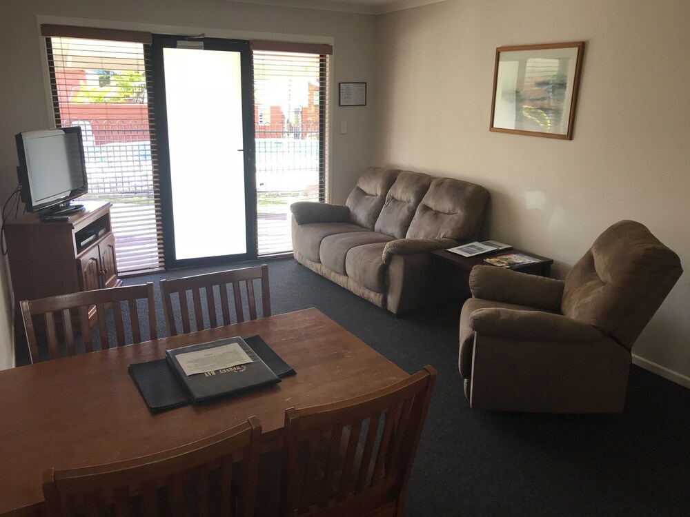 HERVEY BAY COLONIAL LODGE BEACHFRONT APARTMENTS