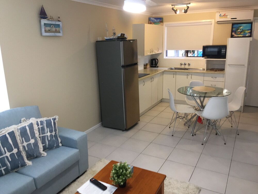 HERVEY BAY COLONIAL LODGE BEACHFRONT APARTMENTS