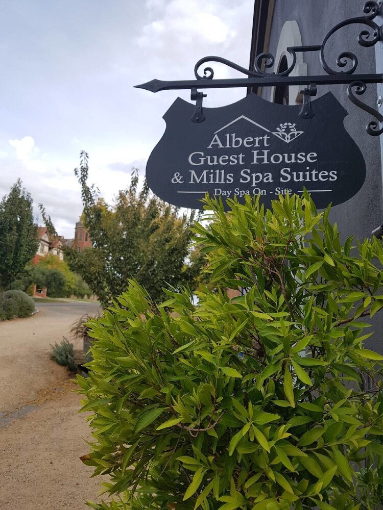 The Albert & Mills Guest House & Apartments