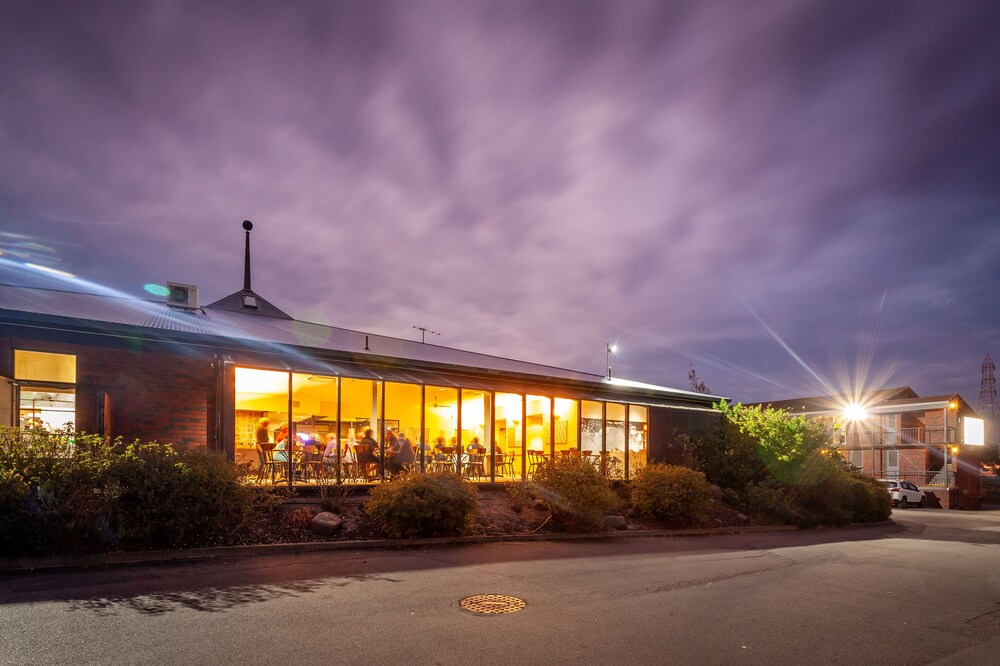 Exterior, Mornington Inn