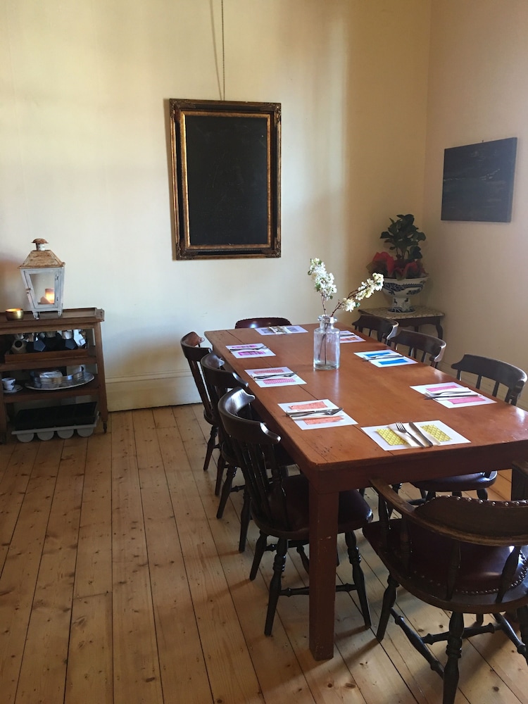 Family dining, Circa 1902 Queenscliff