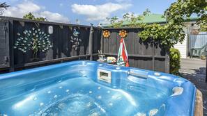 Outdoor spa bath