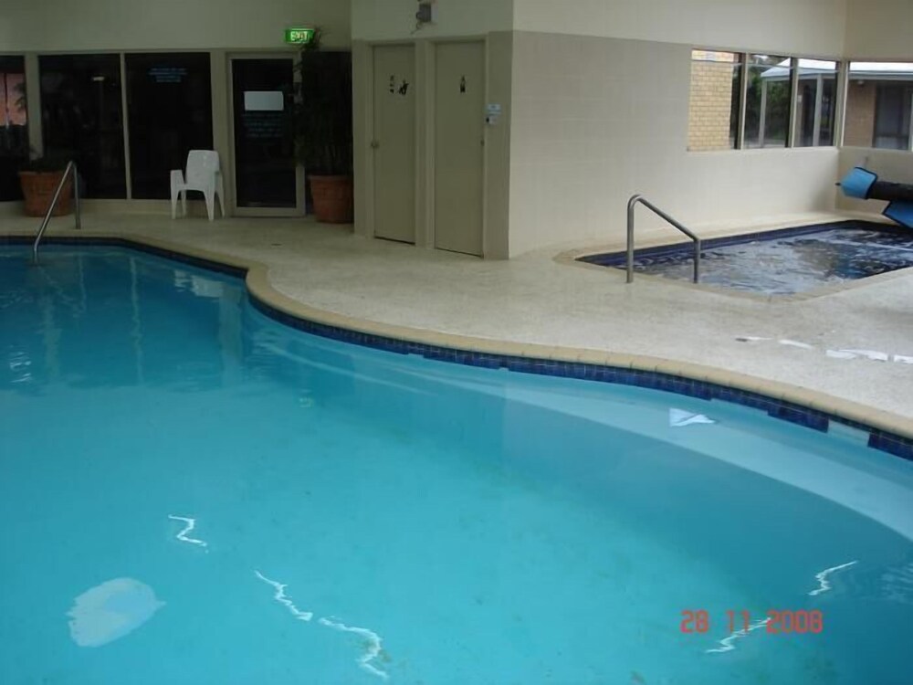 Lake Edge Resort